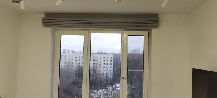 Окно на солнечную сторону с рассеивающей шторой